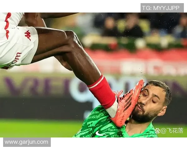 足球球星惊险骨折瞬间曝光赛场暴力冲突引发热议