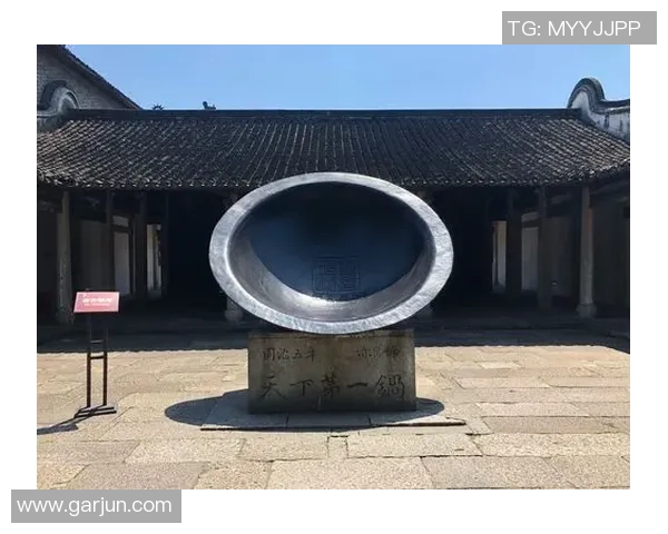 足球球星老婆泳装美照曝光尽显魅力身材引发球迷热议